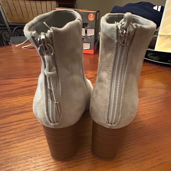 Journee Collection Women's Audrina Stacked Heel Dress Booties 8.5 / Retail $90 - Picture 3 of 9